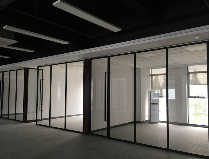 嘉兴工程玻璃隔断哪家好：办公室玻璃隔断的种类都有哪些呢